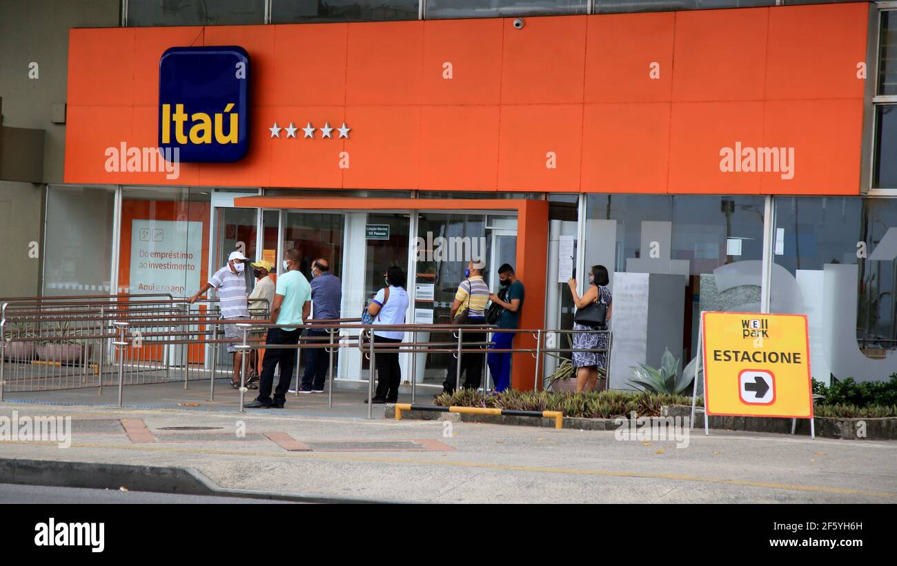 salvador, bahia, brasilien - 11. januar 2021: Menschen werden in der Banco Itau Filiale im Stadtteil Pituba in der Stadt Salvador gesehen. Stockfoto