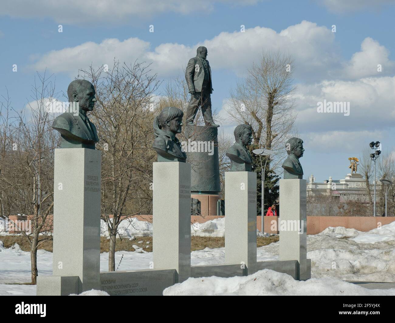 Moskau, Russland. März 2021, 28th. Das Denkmal dem Leiter des sowjetischen Raumfahrtprogramms Sergei Pawlowitsch Korolew und die Büsten den Helden-Kosmonauten. (Foto von Mihail Siergiejevicz/SOPA Images/Sipa USA) Quelle: SIPA USA/Alamy Live News Stockfoto