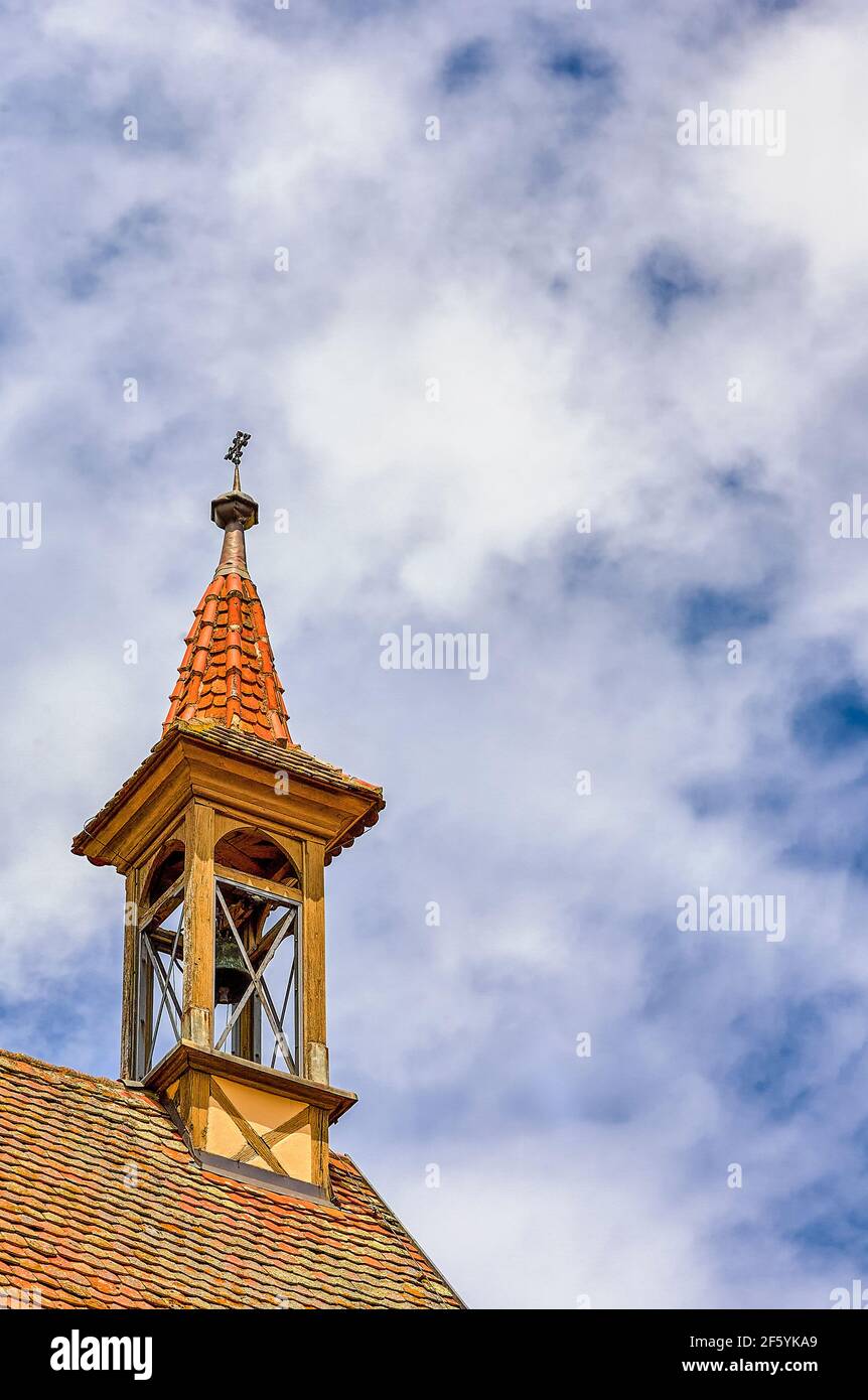 Kirchturm in den Mauern der Altstadt Rothenburg ob der Tauber. Stockfoto