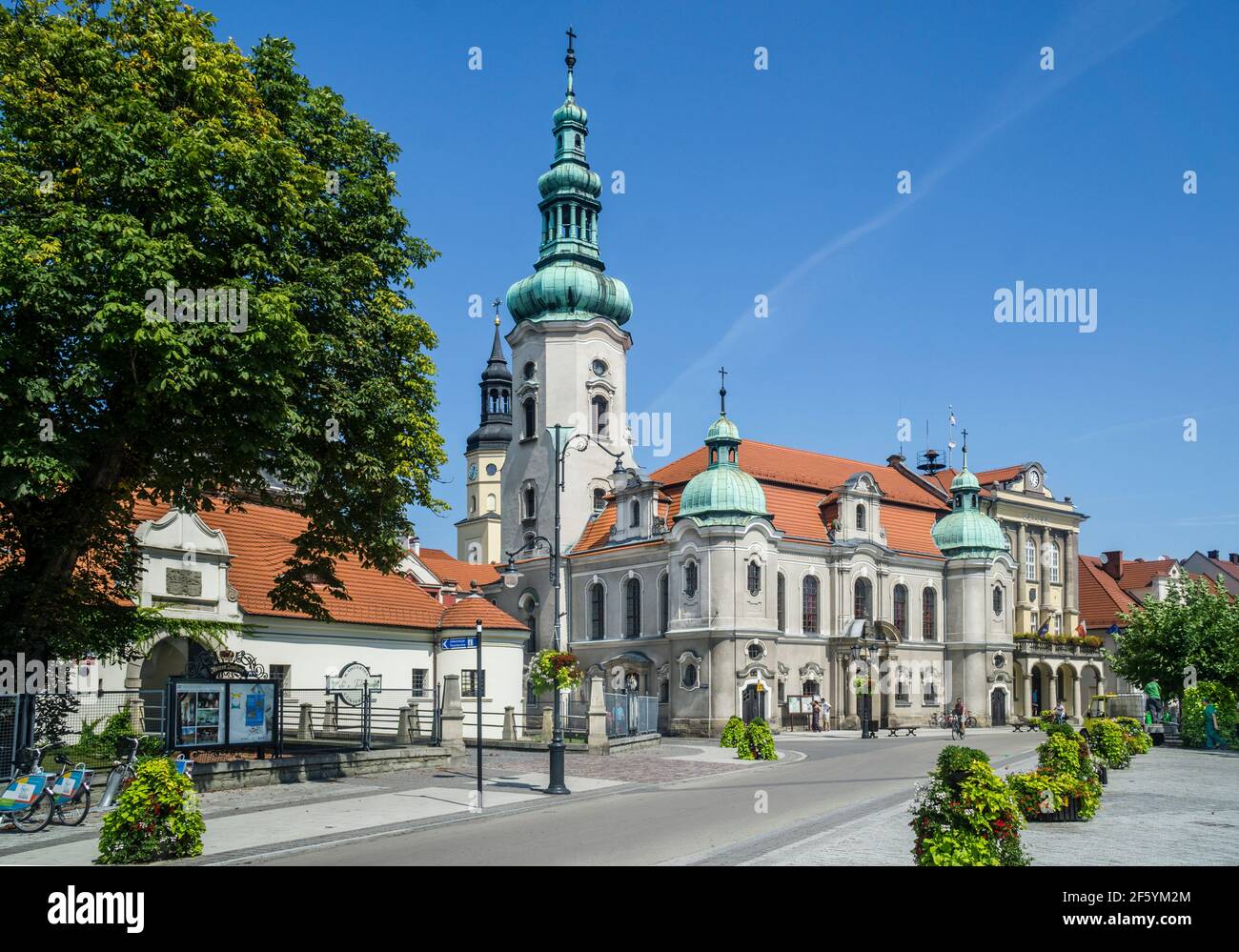 Polen, Schlesische Woiwodschaft, Pszczyna (Pless), Blick auf die neubarocke evangelische Kirche, vom Torhaus des Schlosses Pszczyna aus gesehen Stockfoto