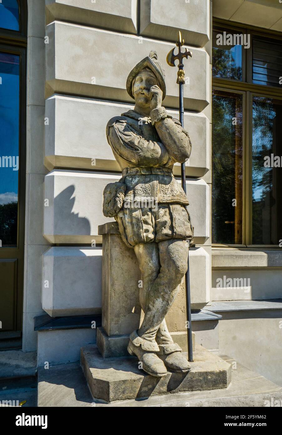 Statue eines entspannten Hikers auf Schloss Pszczyna (Schloss Pless), Pszczyna (Pless), Schlesien, Südpolen Stockfoto