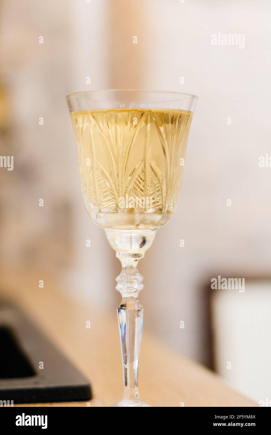 Stehen in der Küche. Ein Glas Weißwein. Stockfoto