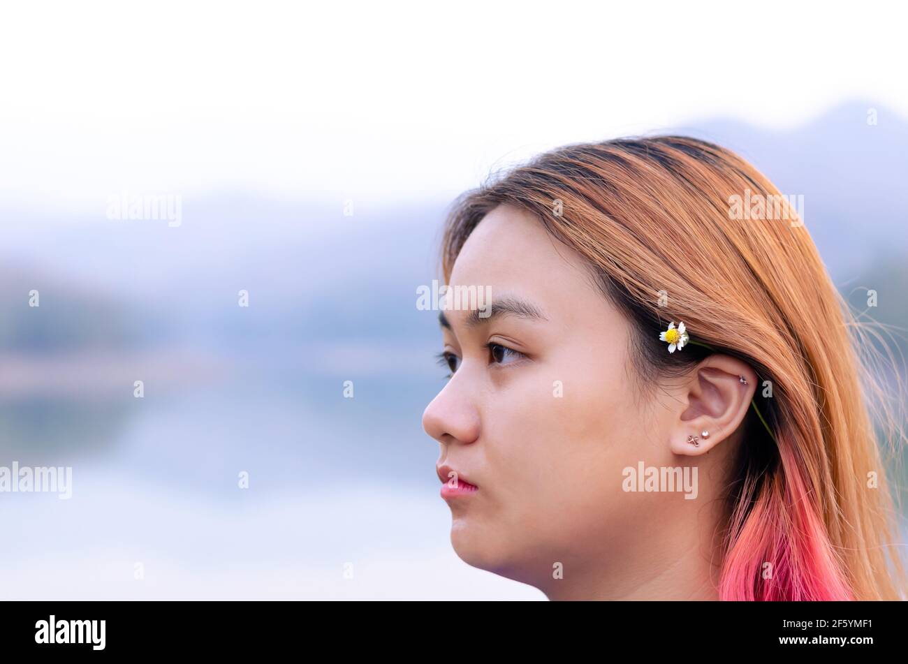 Asiatische Teenager mit bunten Haarfarbe auf See Hintergrund. Glück und seien Sie selbst Konzept. Stockfoto