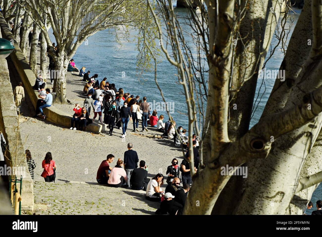 Pariser genießen das milde Wetter am Ufer der seine am 28. März 2021 in Paris, Frankreich. Dutzende Ärzte der Pariser Gruppe öffentlicher Krankenhäuser (AP-HP) warnten am Sonntag, dass sie sich darauf vorbereiten würden, Patienten in den nächsten zwei Wochen zu ertappnen, inmitten der Angst vor steigenden Covid-19-Fällen in der französischen Hauptstadt. Trotz einer Impfkampagne, die sich auf die ältesten und gefährdetsten Menschen konzentriert, sind die Intensivpflegebedürftigen mit COVID-19 von weniger als 3.000 Personen Ende Januar auf fast 4.000 am Dienstag stetig angestiegen. Foto von Karim Ait Adjedjou/Avenir Pictures/ABACAPRESS.COM Stockfoto