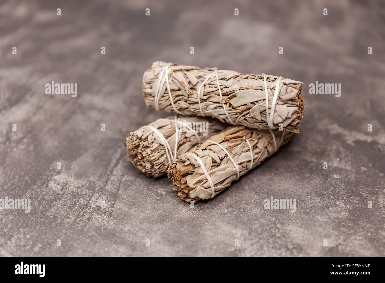 Schwelender zeremonieller weißer Salbei. Sammlung von Kräuterbündel. Stockfoto