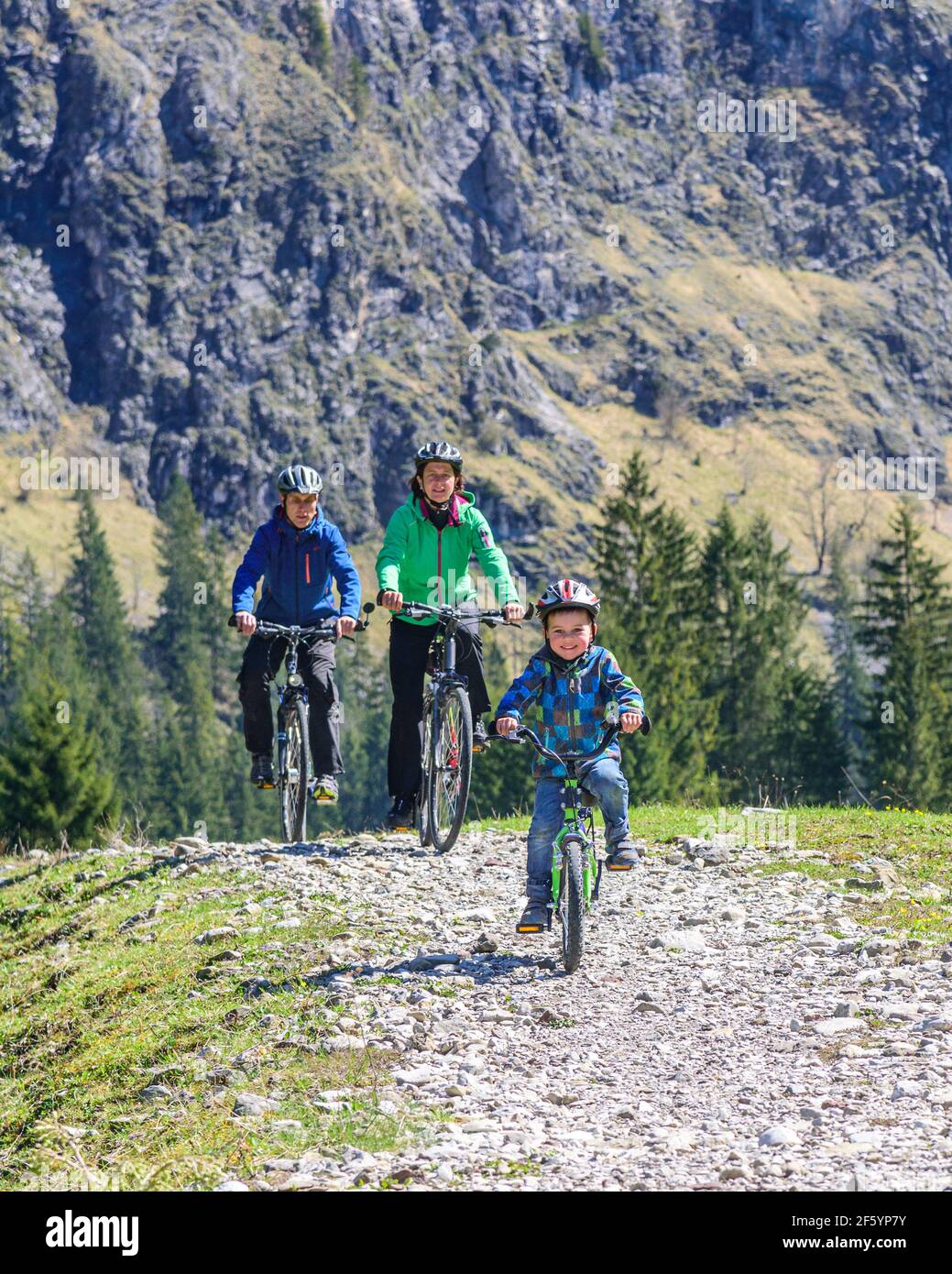 Familie Radfahren Tour im Frühling im Allgäu Berge in der Nähe von Oberstdorf. Stockfoto