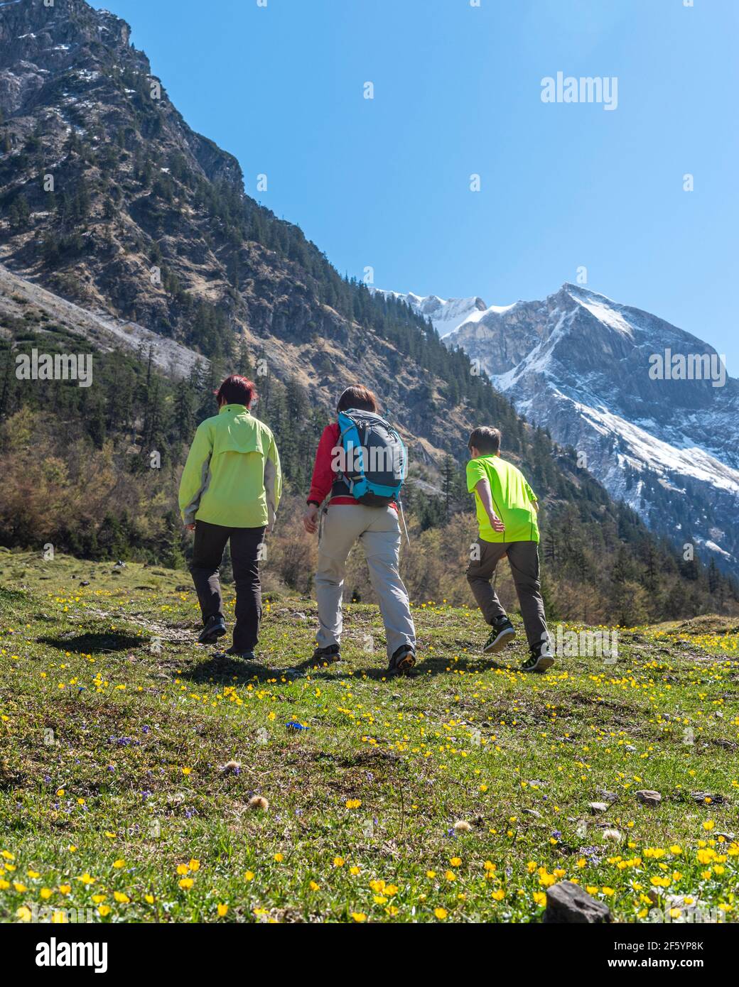 Mutter mit Kindern wandern in Allgäuer Berge Stockfoto