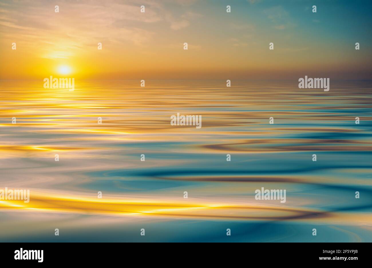 Schöner goldener Sonnenaufgang oder Sonnenuntergang, der sich auf den Wellen des Wassers widerspiegelt Stockfoto