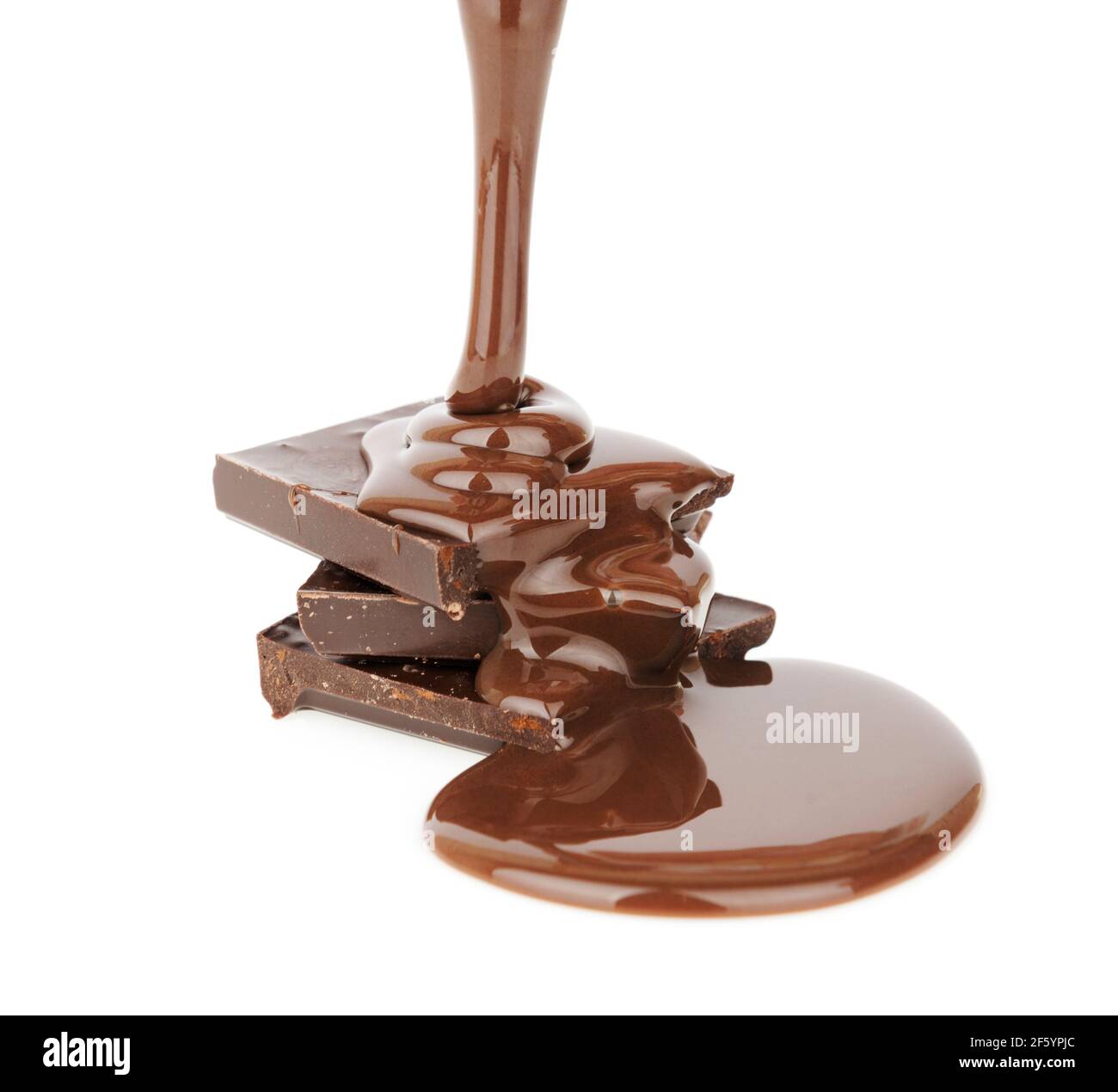 Süße heiße Schokolade auf Tafeln auf weißem Hintergrund Stockfoto