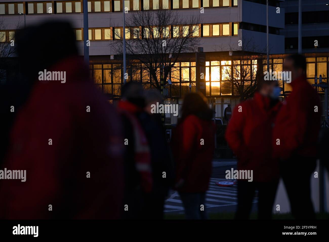 Gewerkschaftsmitglieder, die während einer Protestaktion im Frachtbüro Brucargo des Brüsseler Flughafens während eines 24-Stunden-Streiks abgebildet wurden Stockfoto