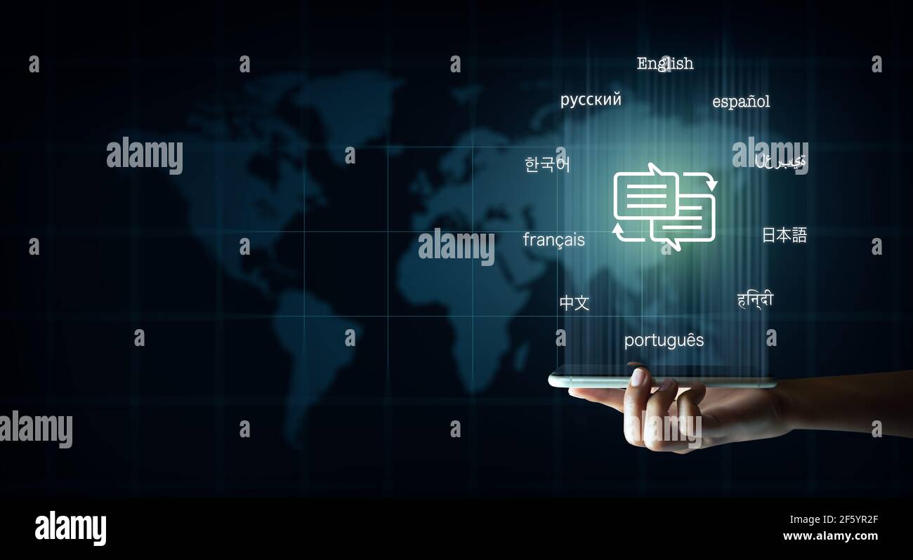 Mobil mit Sprechblase mit Pfeilen und Text in vielen wichtigen Sprachen. Abbildung des Hintergrunds der Weltkarte. Übersetzer- und Sprachausbildung. Stockfoto