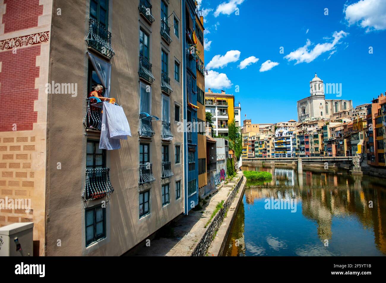 Girona, Spanien - 28. Juli 2019: Blick auf die Kathedrale von Girona von der Eiffel-Brücke in der Stadt Girona, Spanien Stockfoto