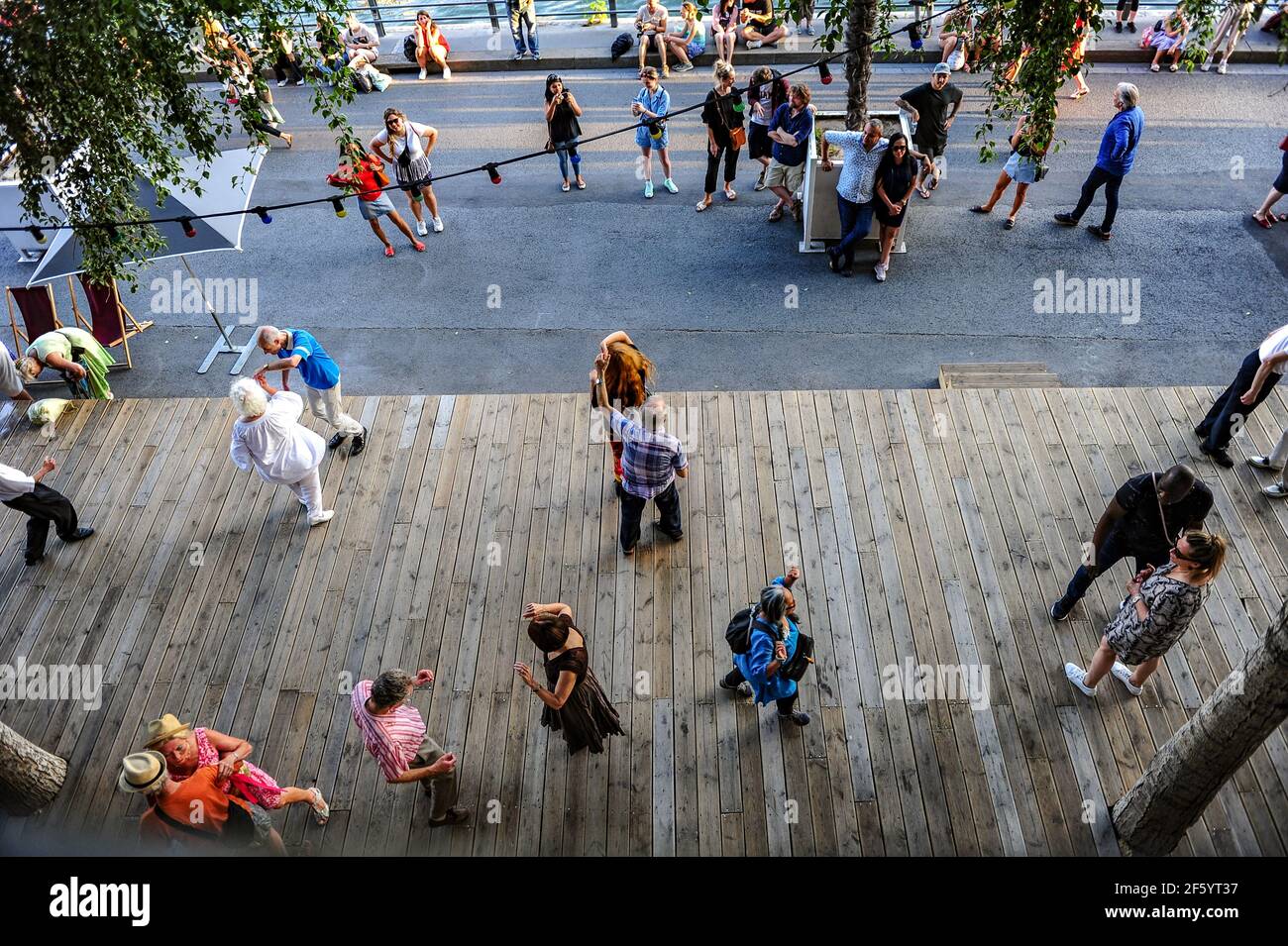 Paris, Frankreich - 20. Juli 2019: Menschen tanzen öffentlich am Ufer der seine in Paris, Frankreich Stockfoto