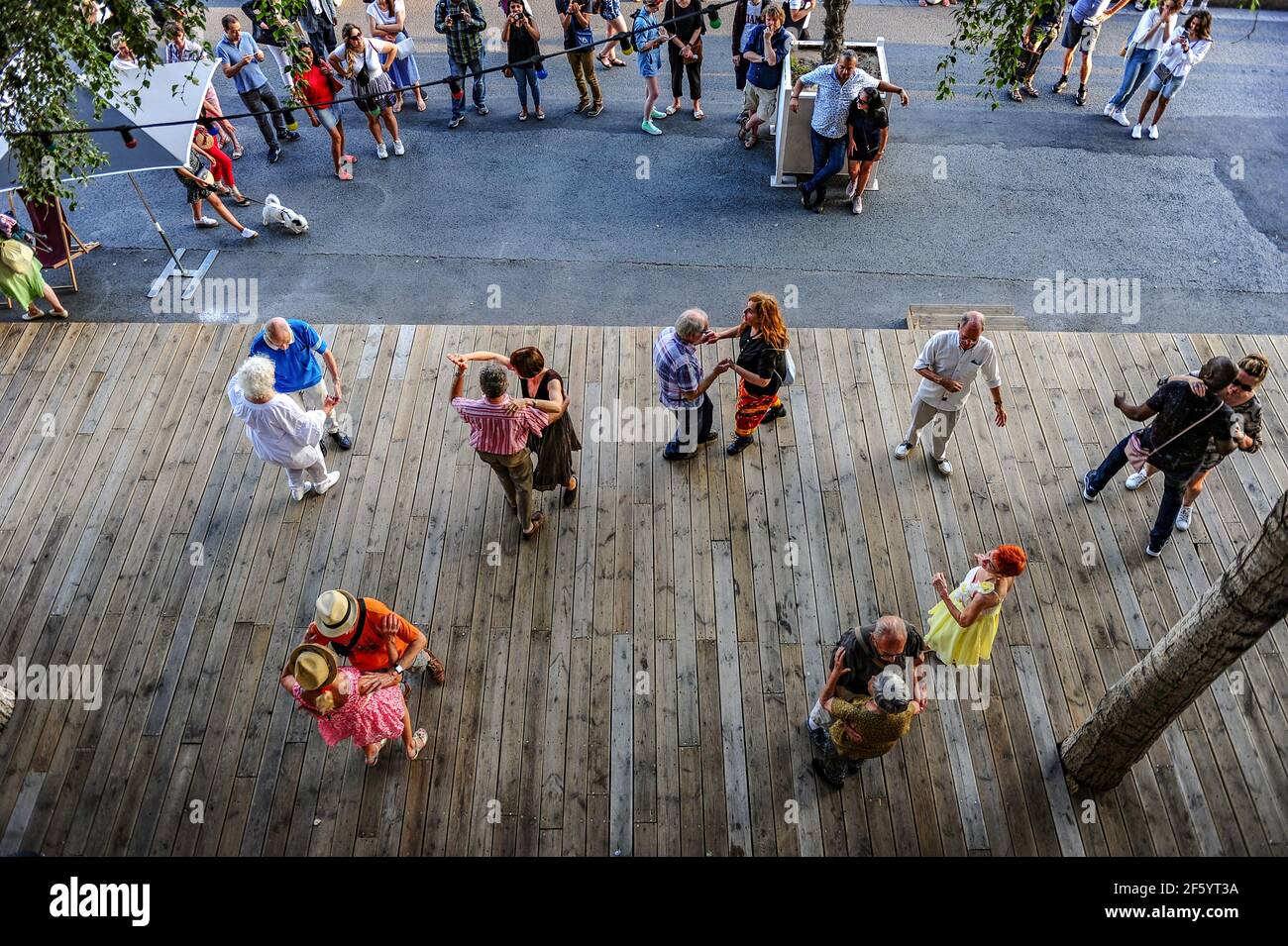 Paris, Frankreich - 20. Juli 2019: Paare tanzen Tango in der Öffentlichkeit in Paris, Frankreich Stockfoto