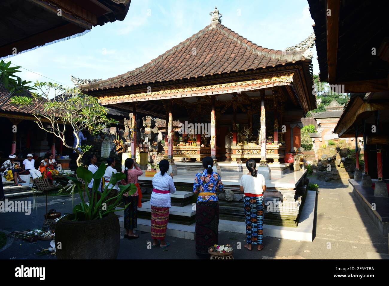 Eine Segnungszeremonie vor der Hochzeit in einem kleinen Hindu-Tempel in Ubud, Bali, Indonesien. Stockfoto