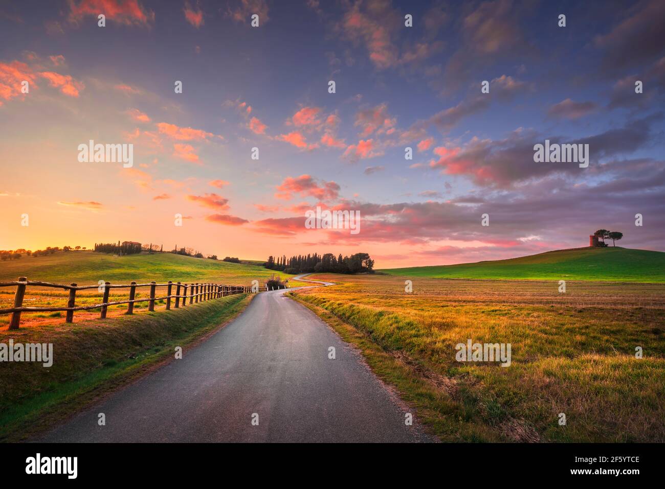 Sonnenuntergang Landschaft in der Maremma Landschaft. Straße und Rolling Hills. Bibbona. Toskana, Italien, Europa Stockfoto