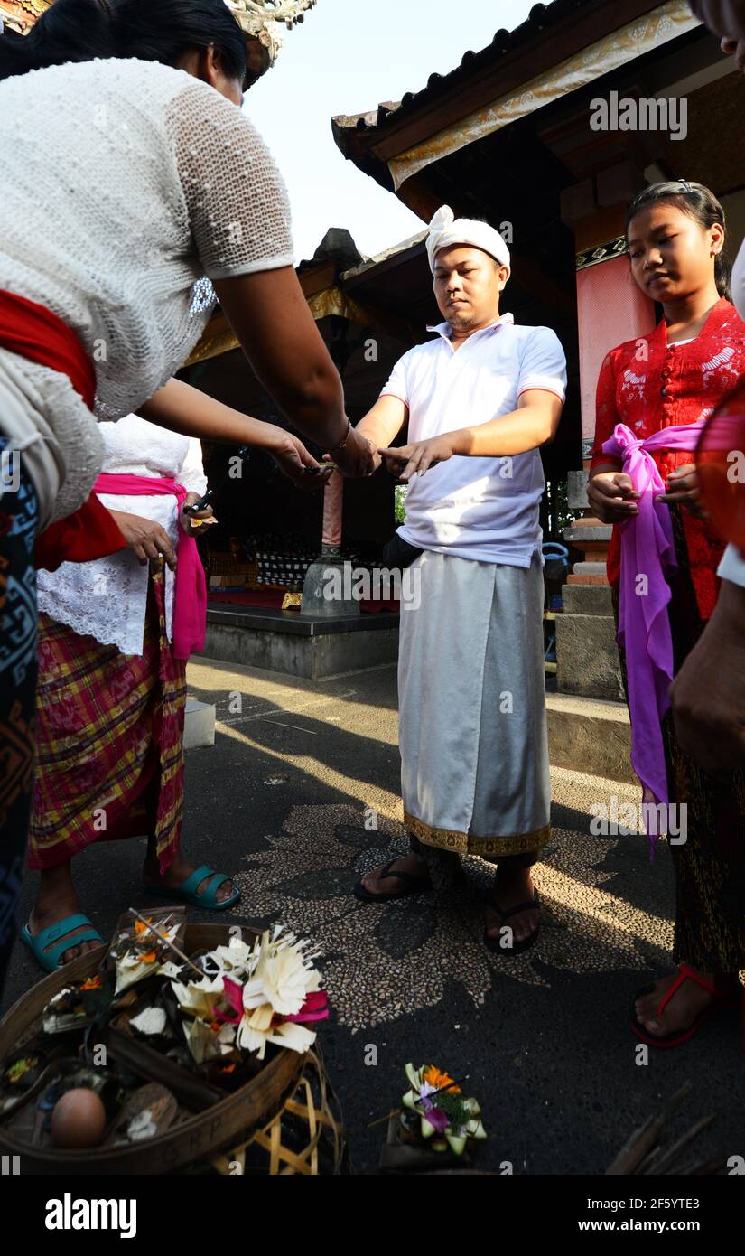 Eine Segnungszeremonie vor der Hochzeit in einem kleinen Hindu-Tempel in Ubud, Bali, Indonesien. Stockfoto