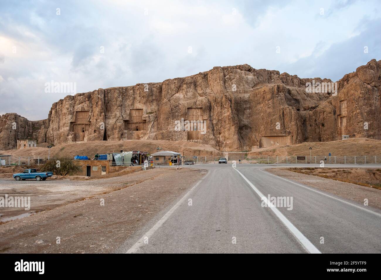 Straße nach Naqsh-e Rostam alte Nekropole mit Gräbern der Achämeniden Könige, in der Nähe von Persepolis im Iran Stockfoto