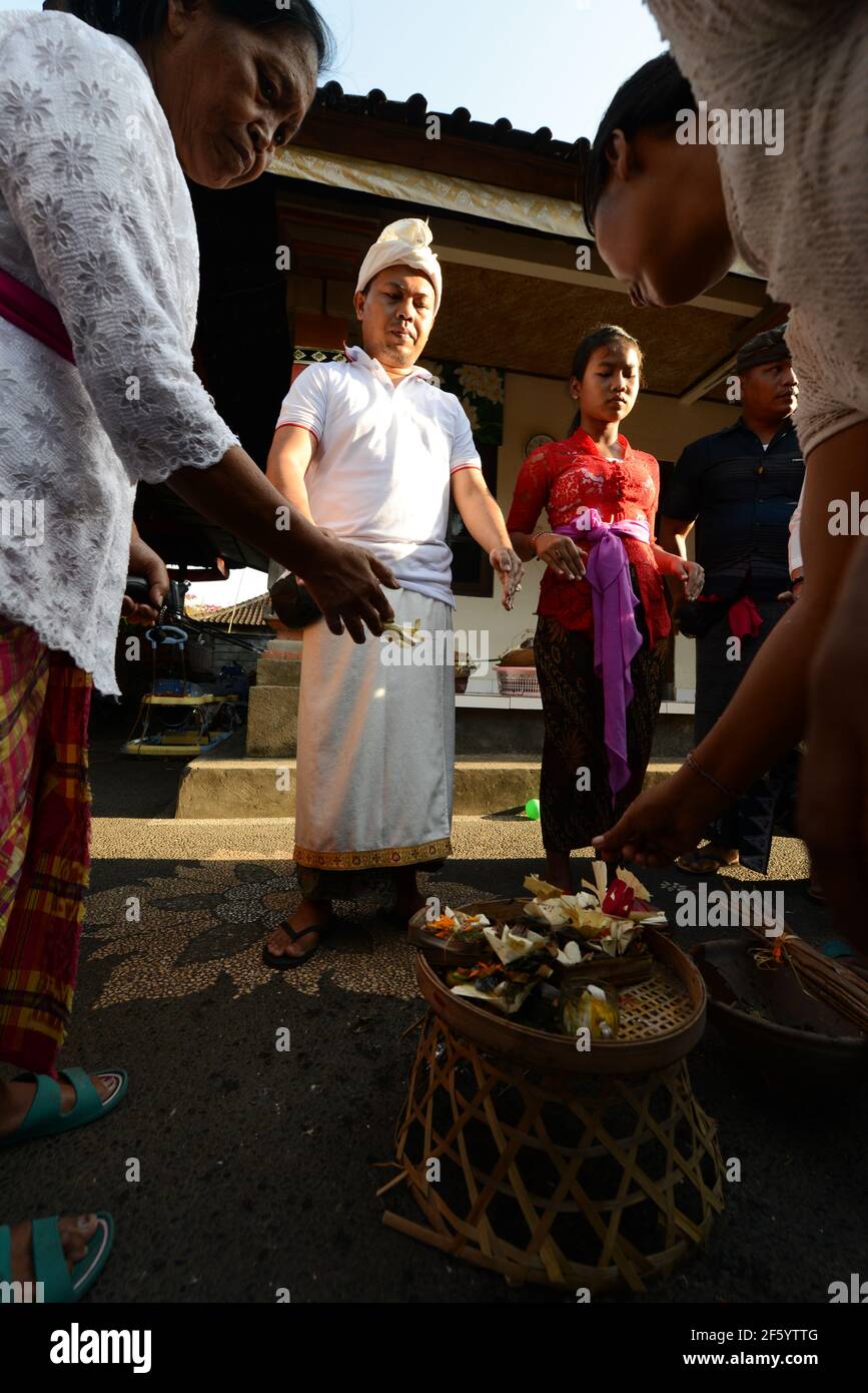 Eine Segnungszeremonie vor der Hochzeit in einem kleinen Hindu-Tempel in Ubud, Bali, Indonesien. Stockfoto
