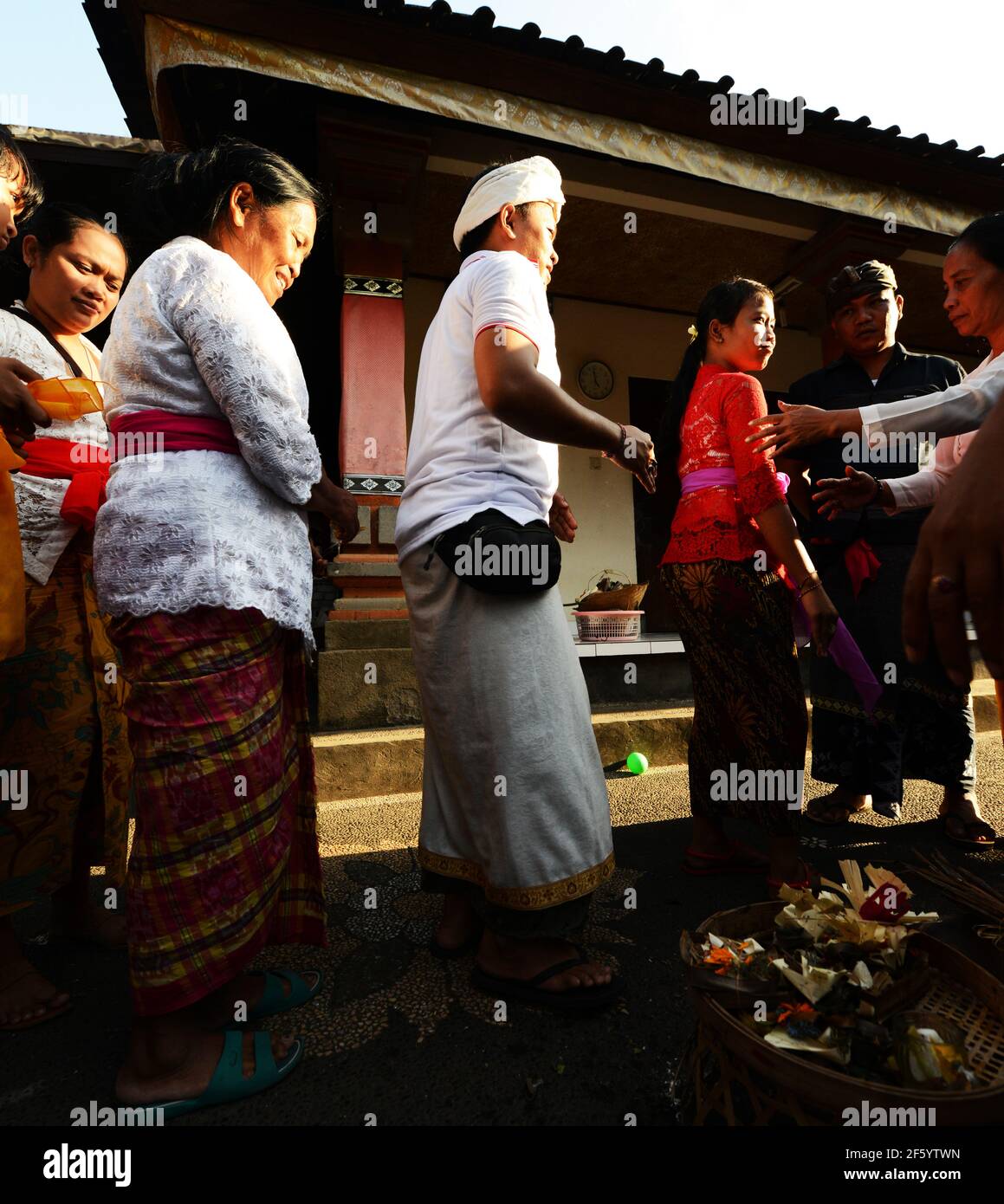 Eine Segnungszeremonie vor der Hochzeit in einem kleinen Hindu-Tempel in Ubud, Bali, Indonesien. Stockfoto