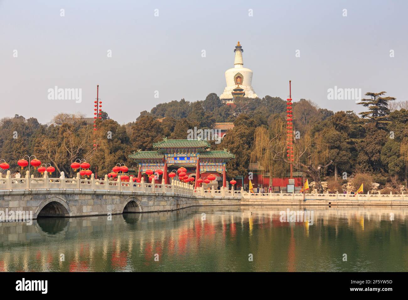 Qionghua Insel mit der Weißen Dagoba im Behai Park, Peking, China im März 2018. Stockfoto