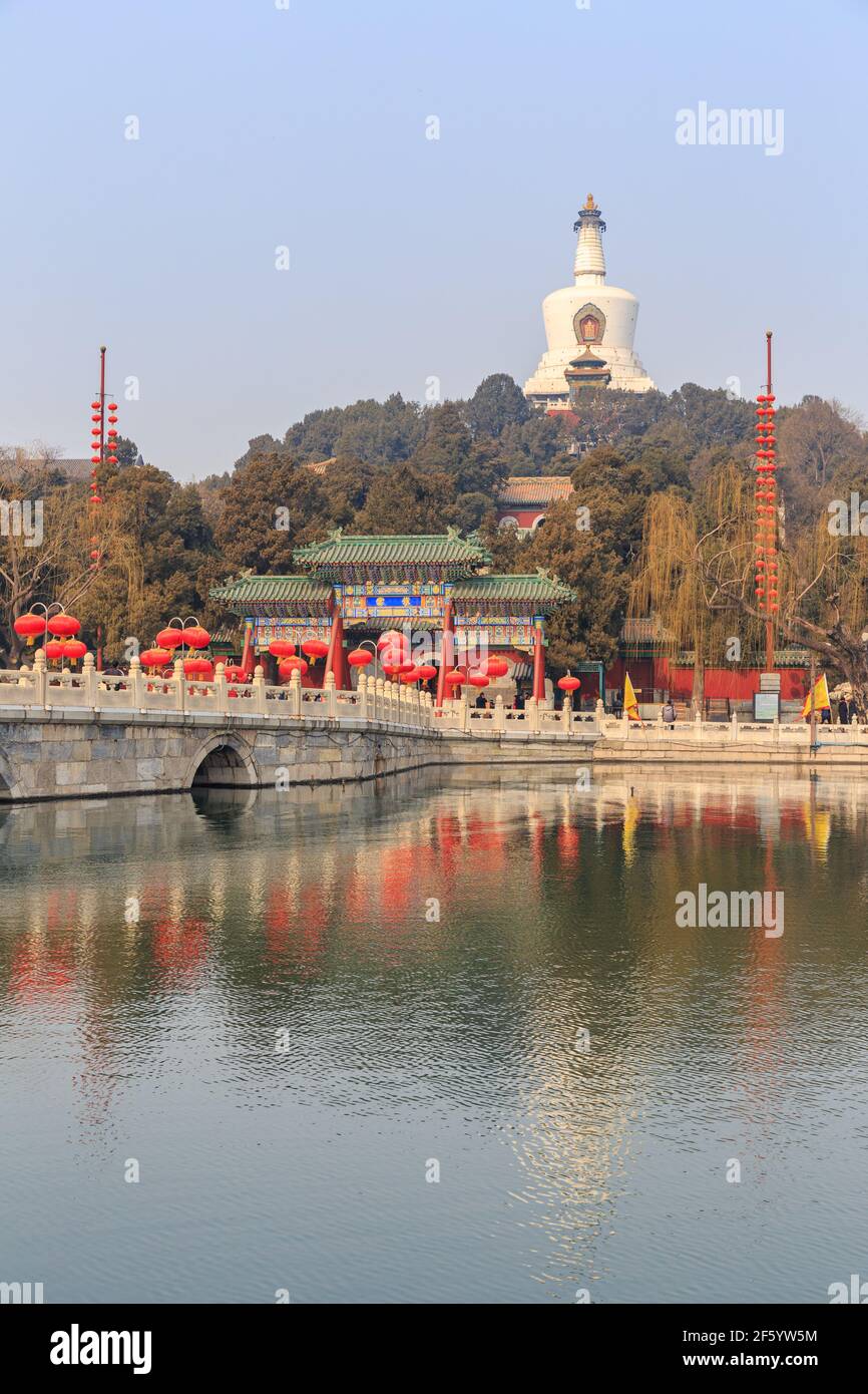Qionghua Insel mit der Weißen Dagoba im Behai Park, Peking, China im März 2018. Stockfoto