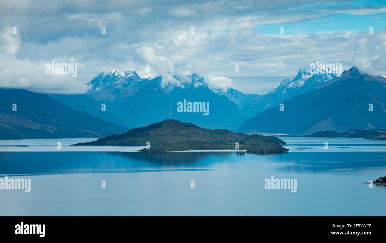 Blick auf eine Insel im Lake Wakatipu vom Queenstown-Glenorchy Road Stockfoto