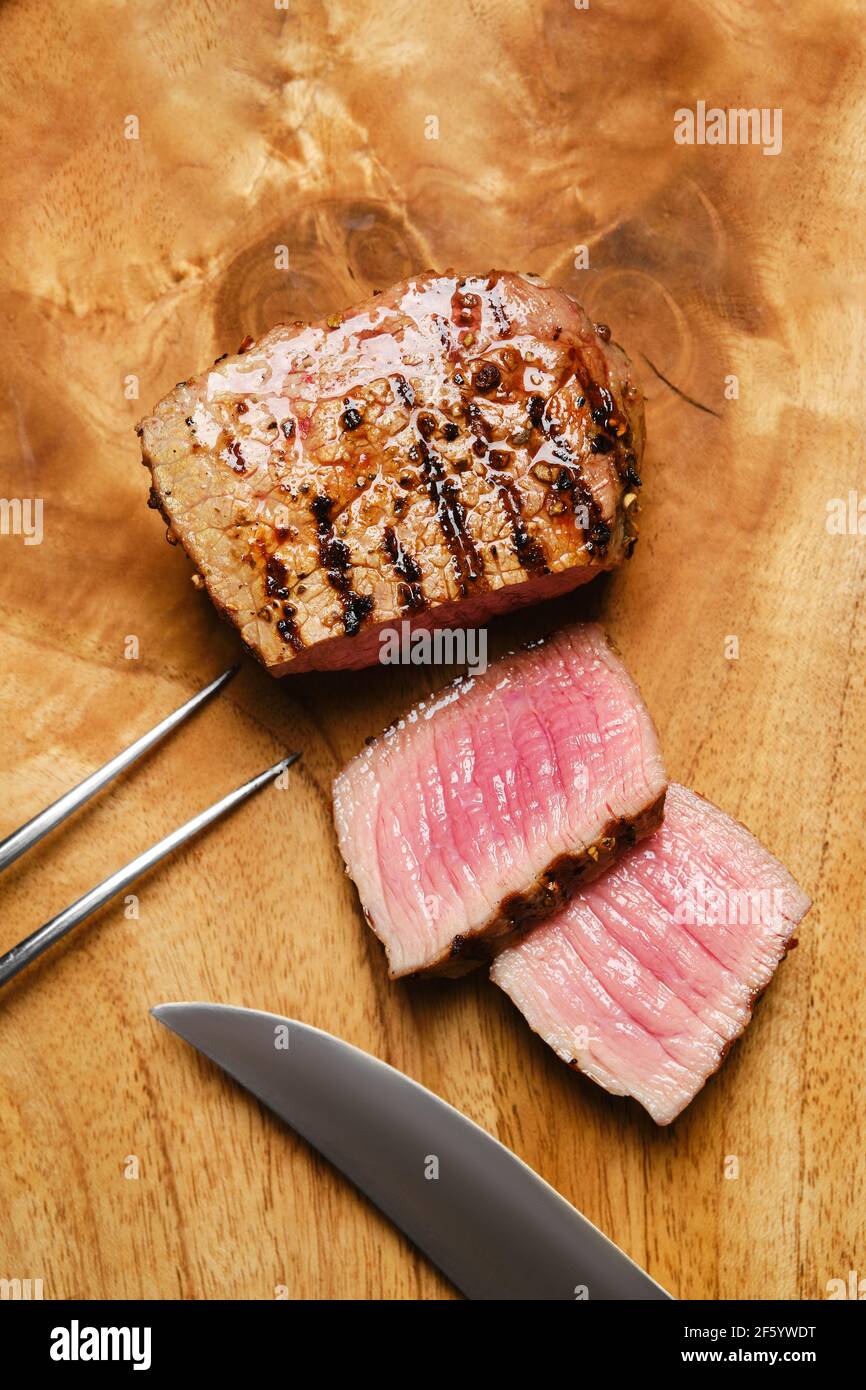 Draufsicht auf Rindersteak, mittelselten mit Scheiben Stockfoto