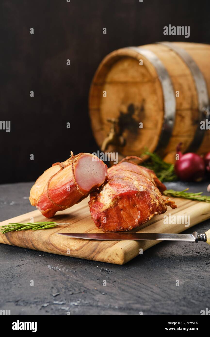 Luftgetrocknetes Schweinefleisch auf Holzschneidebrett Stockfoto