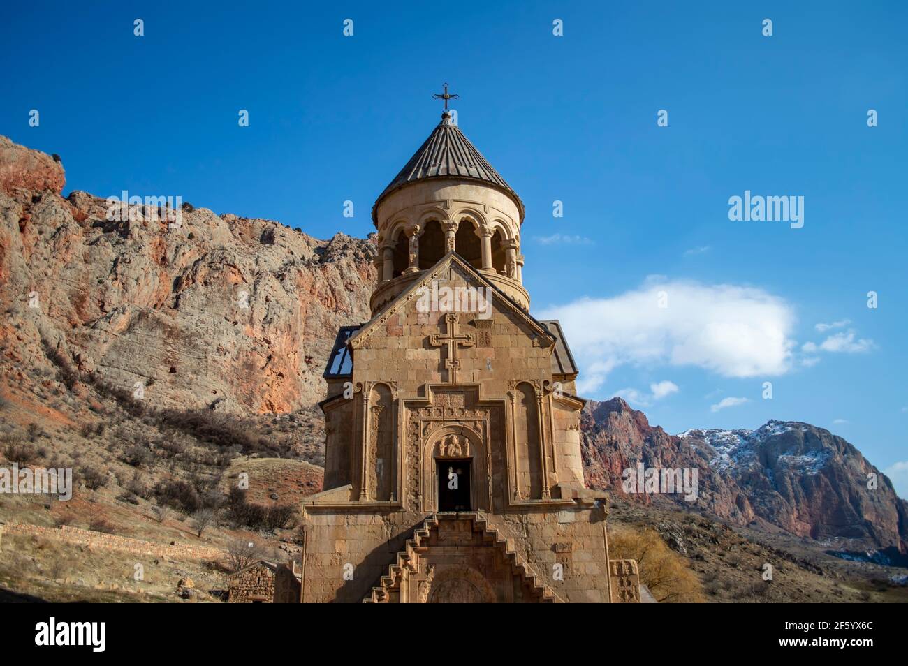 Vorderansicht der Burtelashen Kirche im Kloster Noravank, einem berühmten Tourismusziel in Armenien Stockfoto