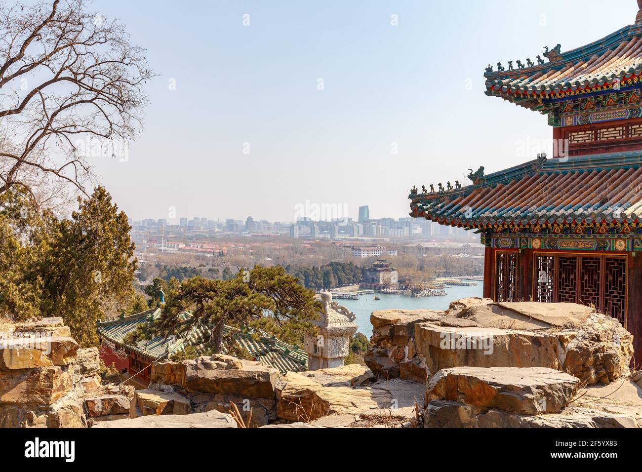 Blick vom Longevity Hill am Sommerpalast über den Kunming See in Richtung Peking, China im März 2013. Stockfoto