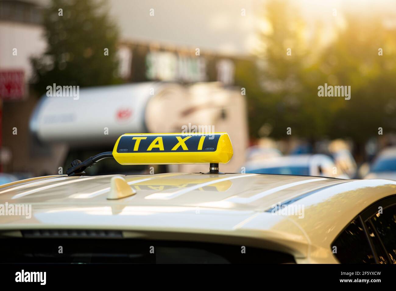 Taxi auf einer Stadtstraße Stockfoto