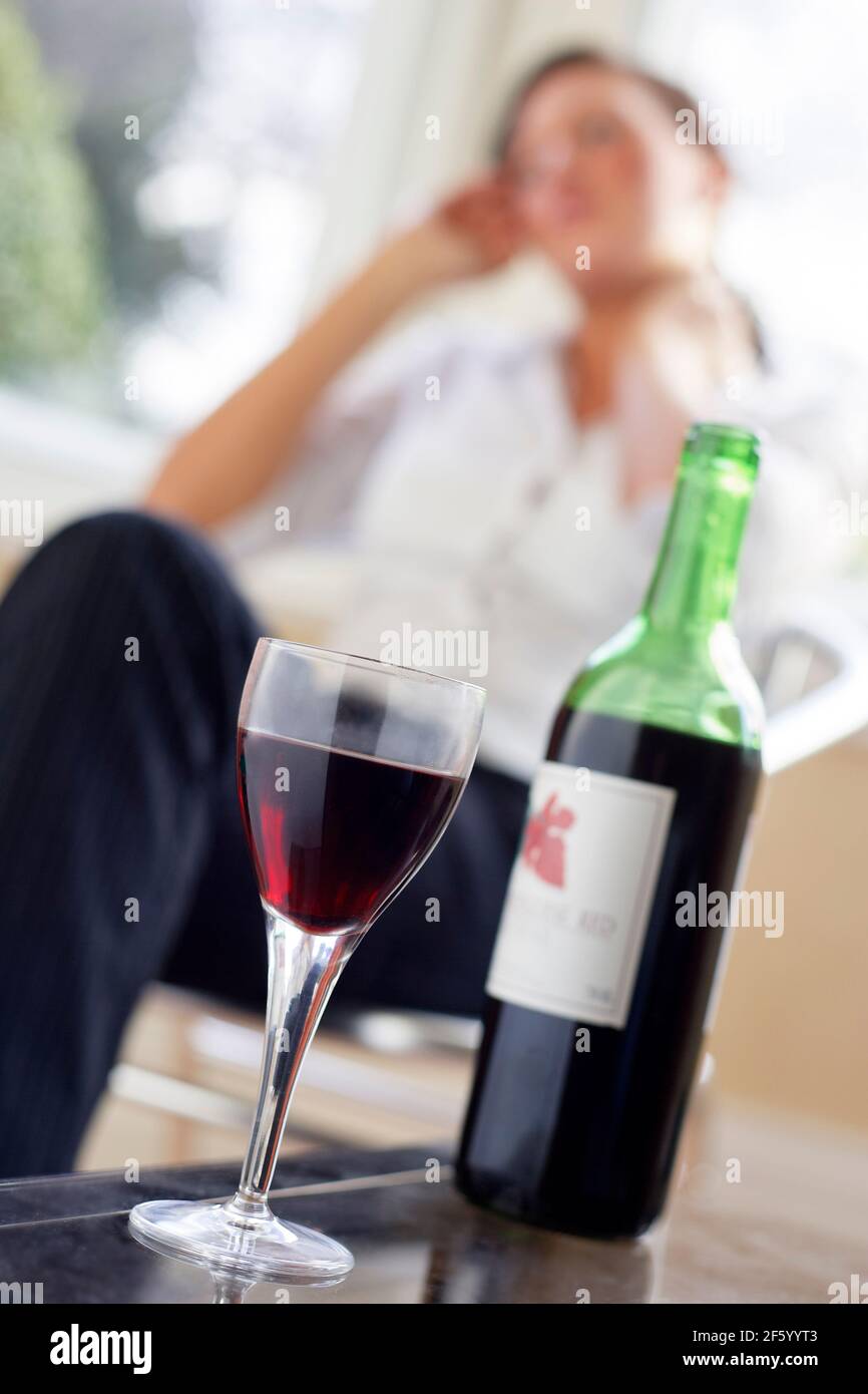 Frau mit einem Glas Wein Stockfoto