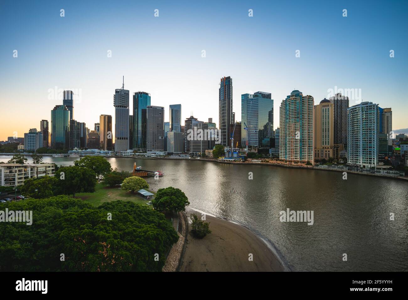 Nachtaufnahme von Brisbane am brisbane River, der Hauptstadt von Queensland in Australien Stockfoto
