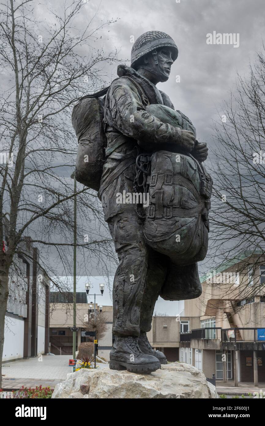 Statue 'The Airborne Soldier' wurde 2019 in Princes Gardens, Aldershot, Hampshire, Großbritannien, enthüllt. Modelliert von Amy Goodman. Stockfoto