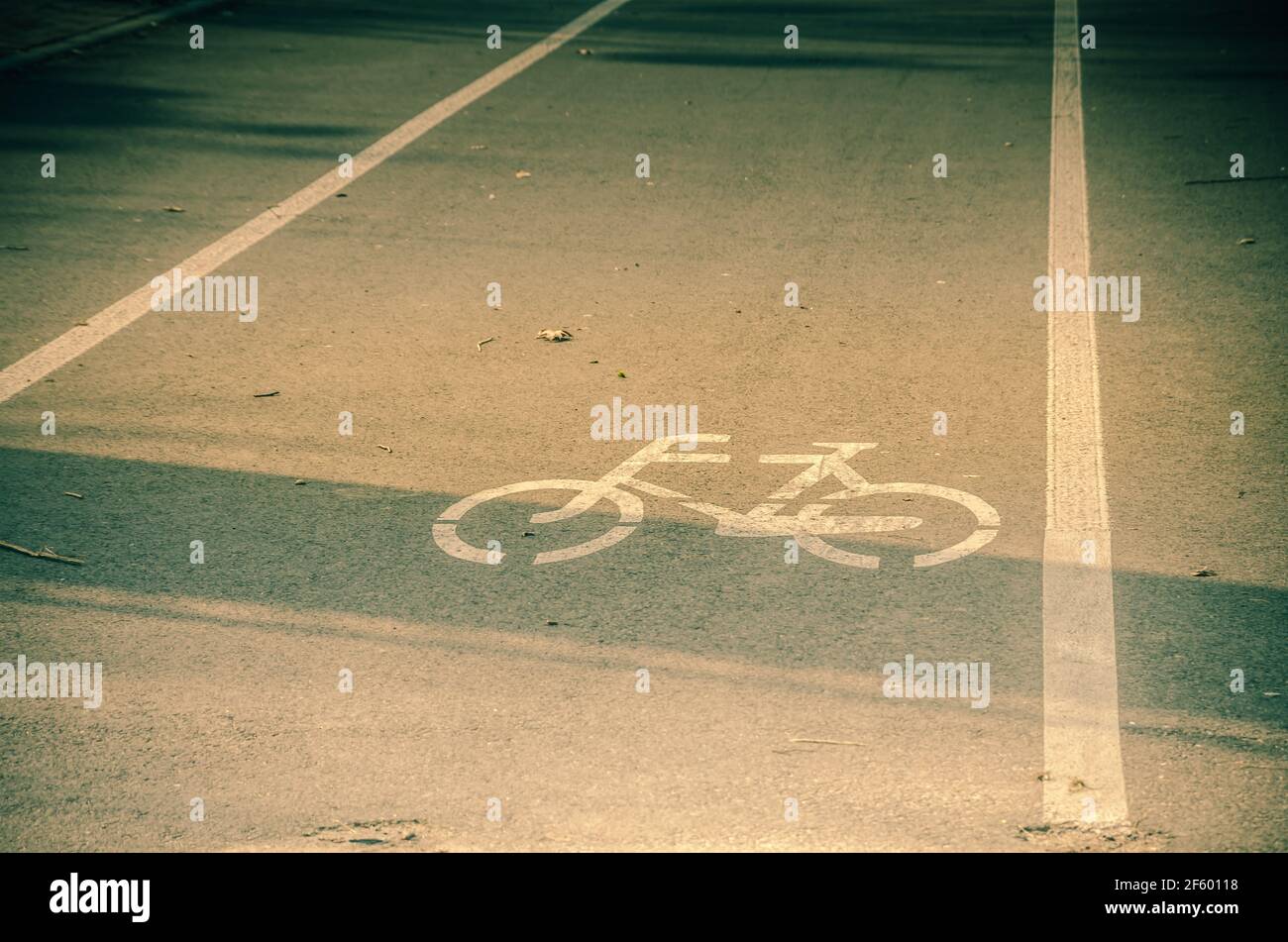 Die Straße für Fahrräder mit weißem Fahrradschild bemalt Der Asphalt Stockfoto