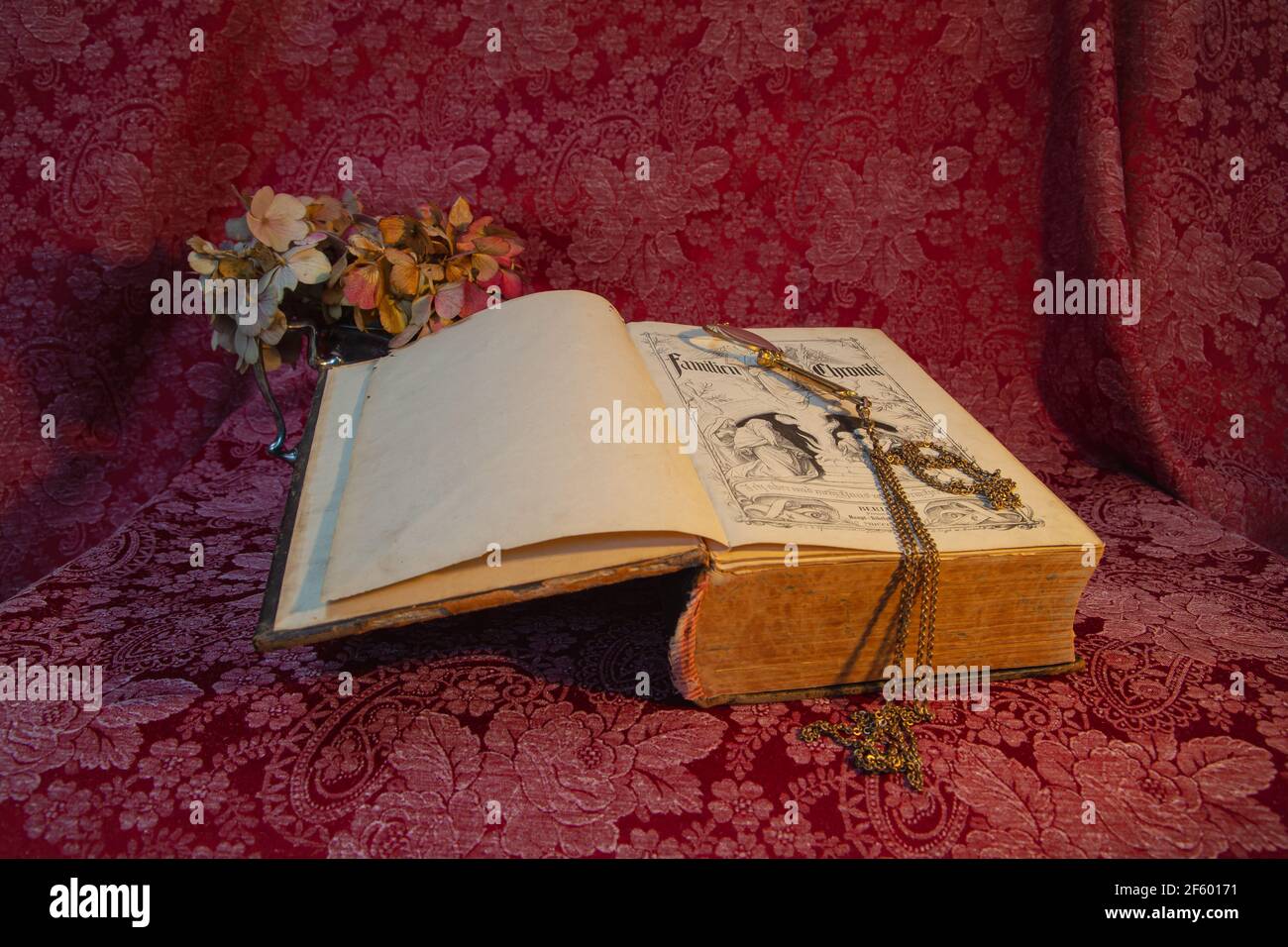 Buch, altes Buch, Nahaufnahme, Stillleben, Nahautnahme, Detailaufnahme, Dateil shot, Arangement, Kerzenhalter, welke Blume, Blume, Stillleben Stockfoto