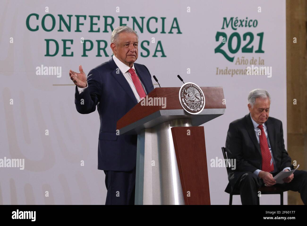 Nicht exklusiv: MEXIKO-STADT, MEXIKO - MÄRZ 26: Mexikos Präsident Andres Manuel Lopez Obrador und Direktor der Eidgenössischen Elektrizitätskommission (CFE) Stockfoto