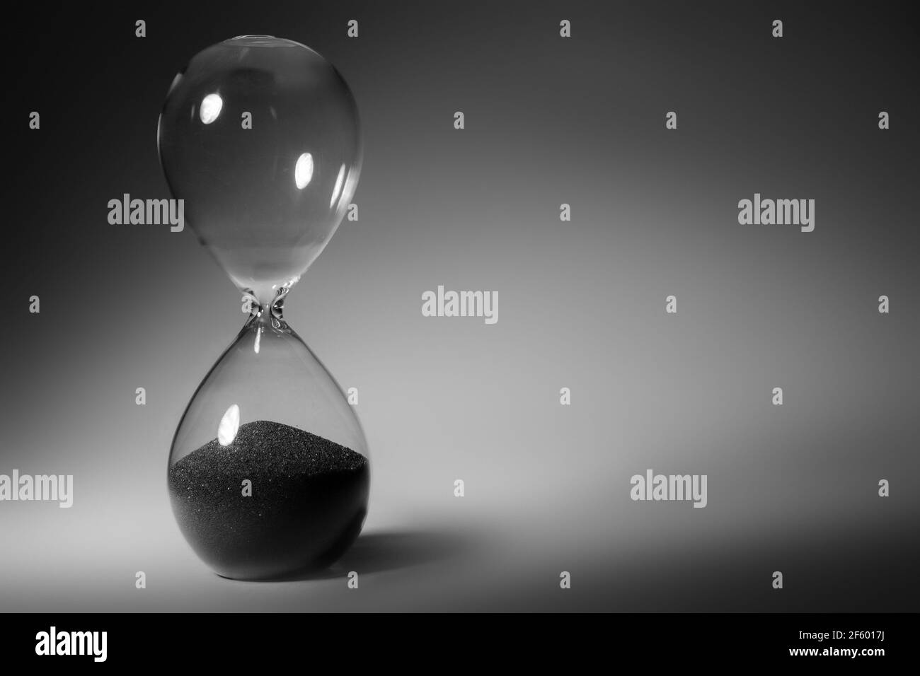 Schwarzweiß-Foto der Sanduhr Nahaufnahme Stockfoto