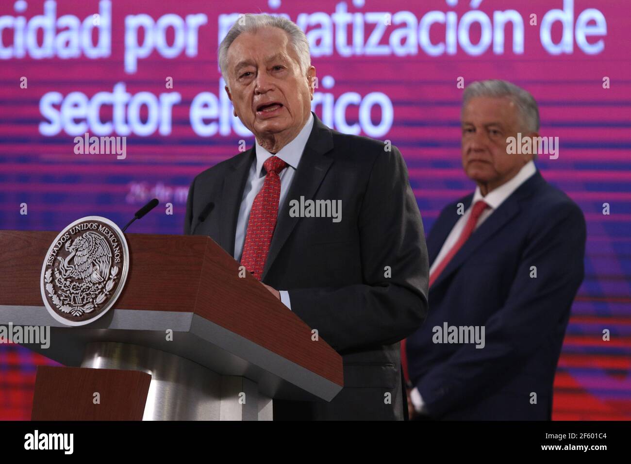Nicht exklusiv: MEXIKO-STADT, MEXIKO - MÄRZ 26: Mexikos Präsident Andres Manuel Lopez Obrador und Direktor der Eidgenössischen Elektrizitätskommission (CFE) Stockfoto