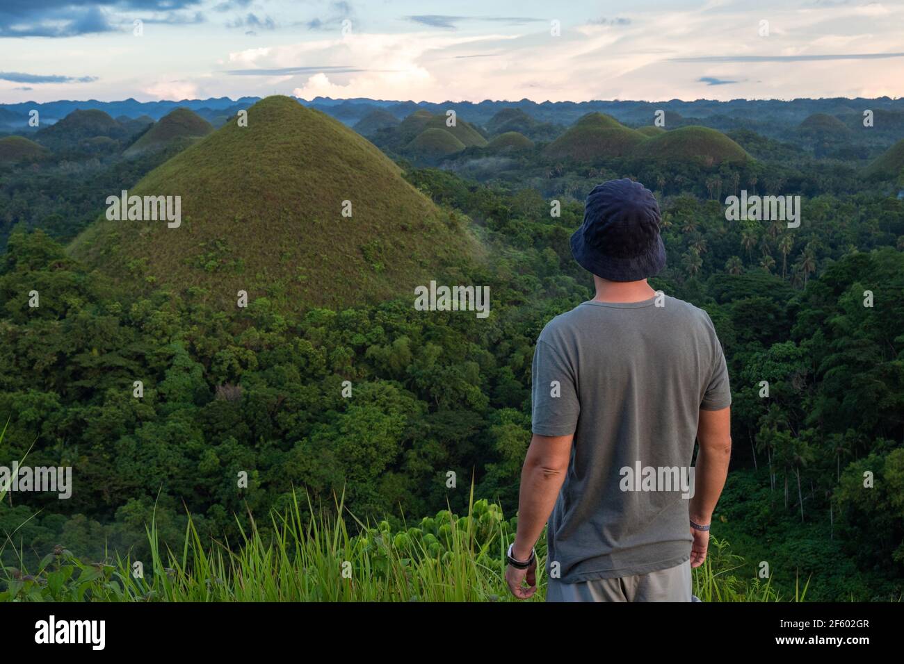 Reisende mit Blick auf die natürliche Wahrzeichen Chocolate Hills in Bohol Island, Philippinen. Stockfoto
