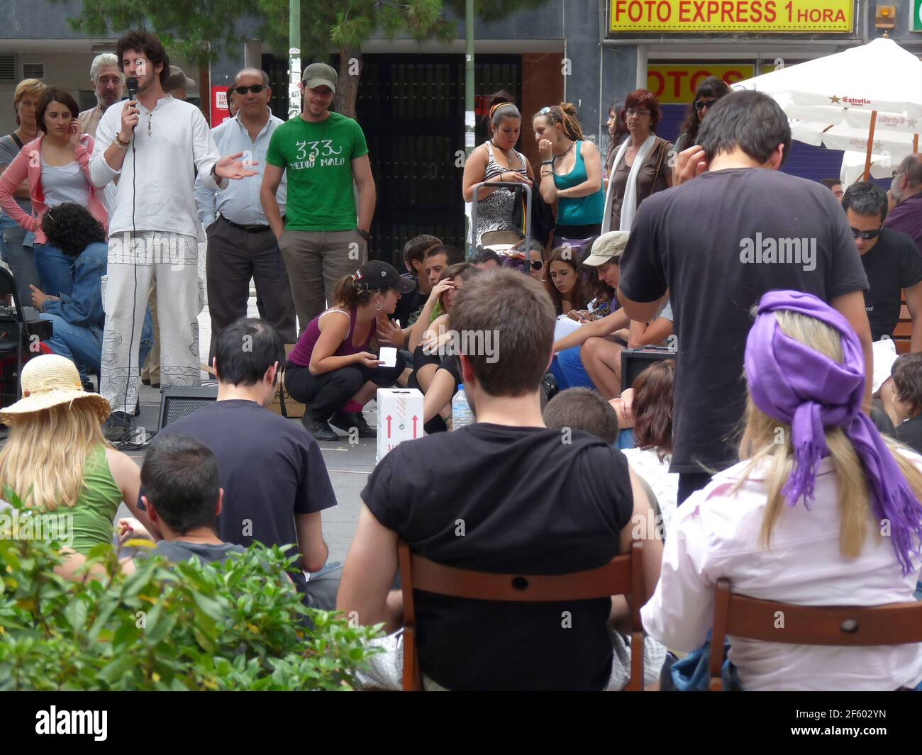 Madrid, Spanien; Juni 4 2011. Kleiner Junge, der bei einer Versammlung in der Nachbarschaft von Prosperidad in Madrid spricht. 15-M-Bewegung. Aufgenommen Stockfoto