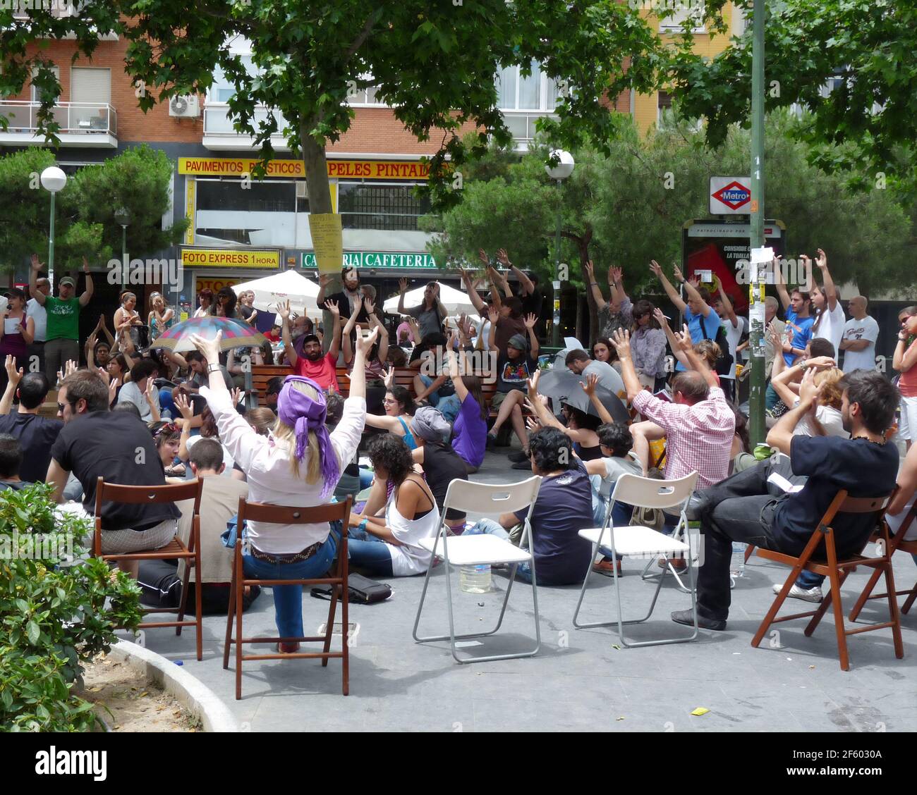 Madrid, Spanien; Juni 4 2011. Menschen, die bei einer Versammlung im Stadtteil Prosperidad in Madrid lautlos applaudieren. 15-M-Bewegung. Aufgenommen Stockfoto