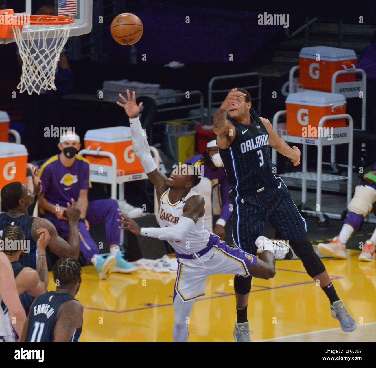 Los Angeles, Usa. März 2021, 29th. Los Angeles Lakers' Punktewächter Dennis Schroder punktet am Sonntag, den 28. März 2021, in der zweiten Halbzeit im Staples Center in Los Angeles mit Orlando Magic Forward Chuma Okeke. Die Lakers besiegten die Magie 96-93. Foto von Jim Ruymen/UPI Kredit: UPI/Alamy Live Nachrichten Stockfoto