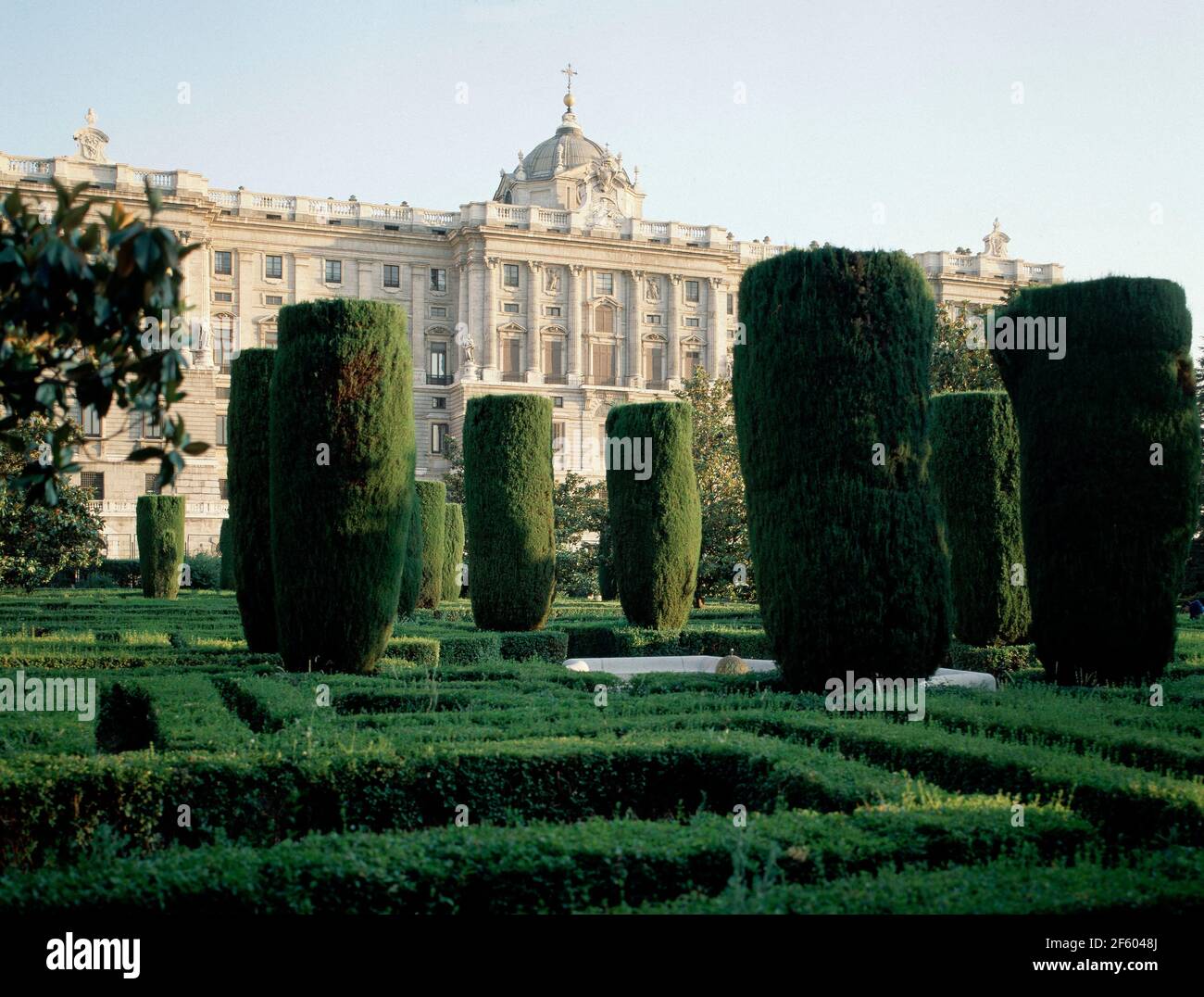 JARDINES DE SABATINI: SETOS Y CIPRES - 1933-34 - FACHADA DE CABALLERIZAS. AUTOR: GARCIA MERCADAL FERNANDO. LAGE: PALACIO REAL-JARDINES. MADRID. SPANIEN. Stockfoto