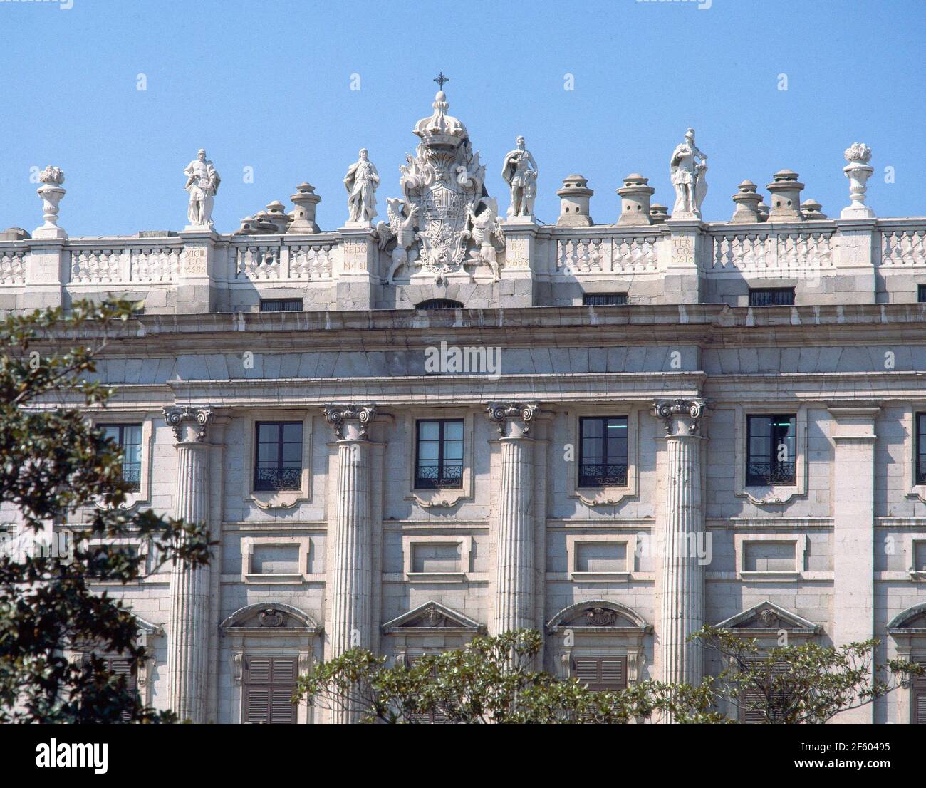 FACHADA ESTE - ALLE DE LAS ESCULTURAS DE LOS REYES ESPAÑOLES. Autor: SARMIENTO P. Ort: PALACIO REAL-EXTERIOR. MADRID. SPANIEN. Stockfoto