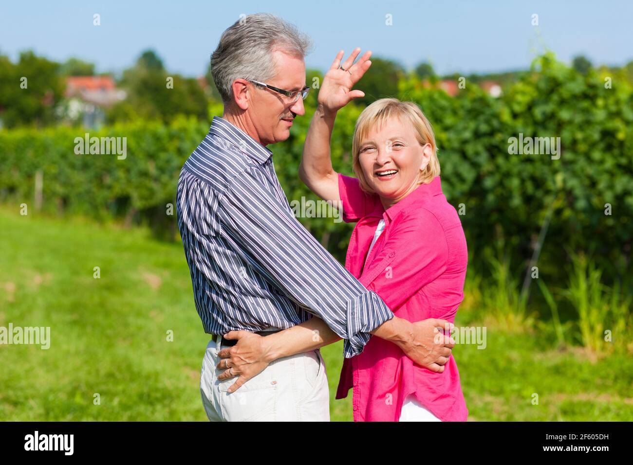 Frau tut Outdoor Stretching mit ihrem persönlichen Trainer auf einem Toller Sommertag Stockfoto