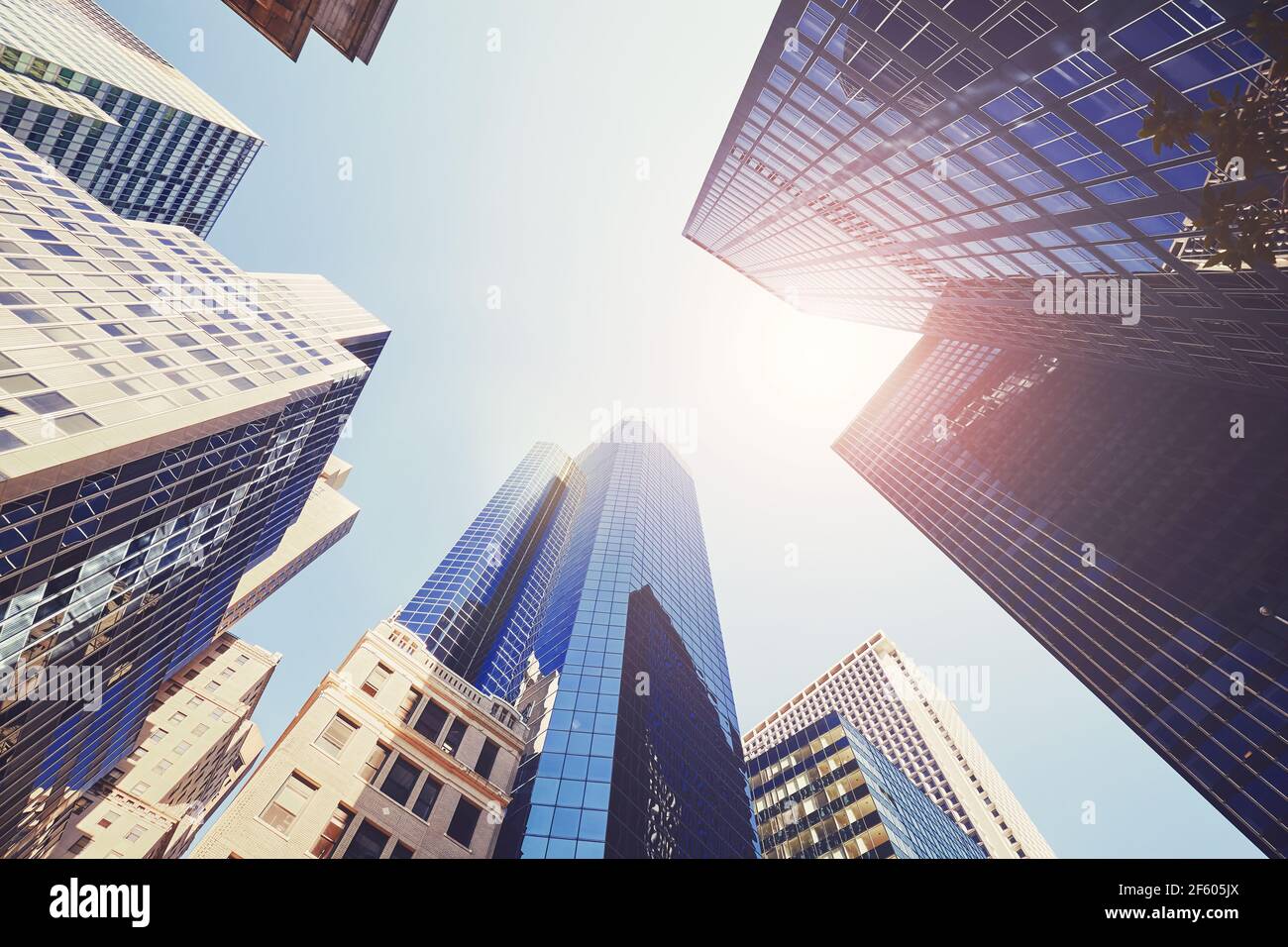 Blick auf New York Wolkenkratzer, Farbe getonte Bild, USA. Stockfoto