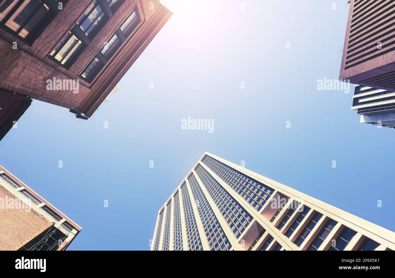 Blick auf New York Wolkenkratzer, Farbe getonte Bild, USA. Stockfoto