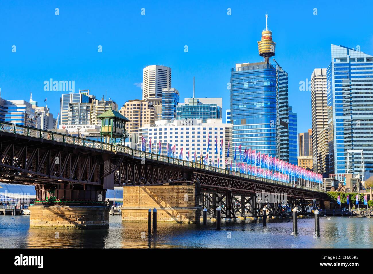 Die historische Pyrmont Bridge (1902) überquert den Darling Harbour, Sydney, Australien, mit der Skyline der Stadt im Hintergrund Stockfoto